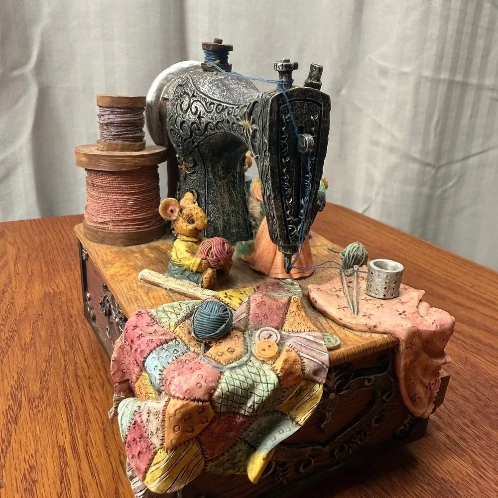 SAN‎ FRANCISCO Mice Sewing Friendship mouse quilt heavy -no music box!